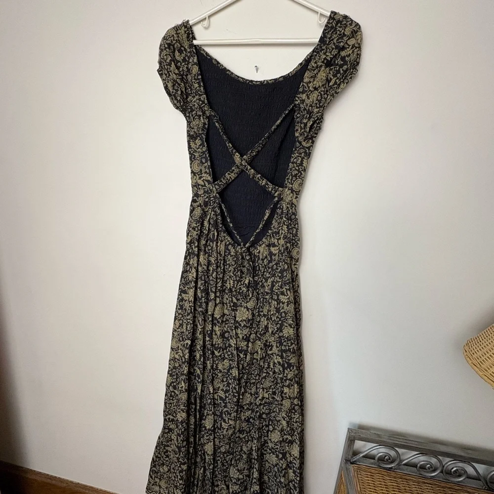 Elegant Black and Gold Women's Dress - Picture 7 of 14